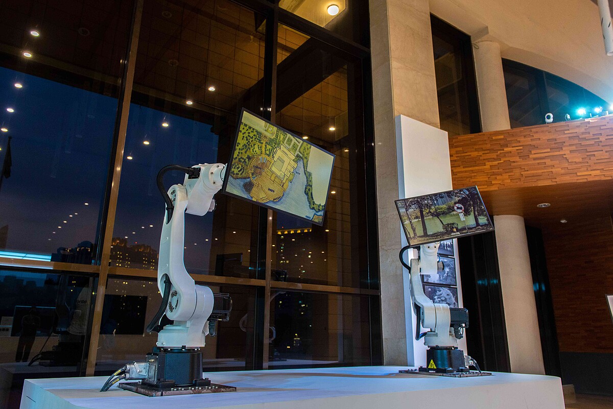 高美館《映遇時光》由藝術家羅禾淋設計,為結合電子紙看板與機械手臂之藝術展演計畫。