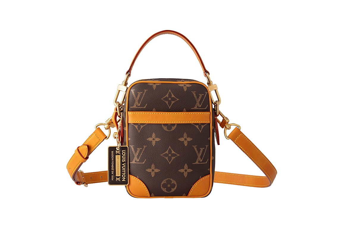 Danube褪色復古柔軟小牛皮Monogram斜背包 $126,000