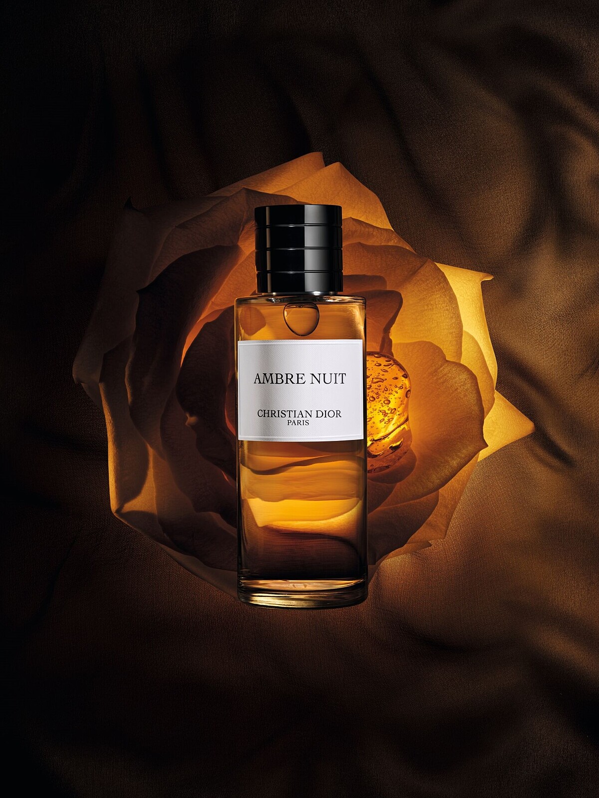 迪奧香氛世家-夜之琥珀香氛50ml，NT6,700、100ml，NT10,900、200ml，NT16,100迪奧香氛世家-夜之琥珀香氛50ml，NT6,700、100ml，NT10,900、200ml，NT16,100