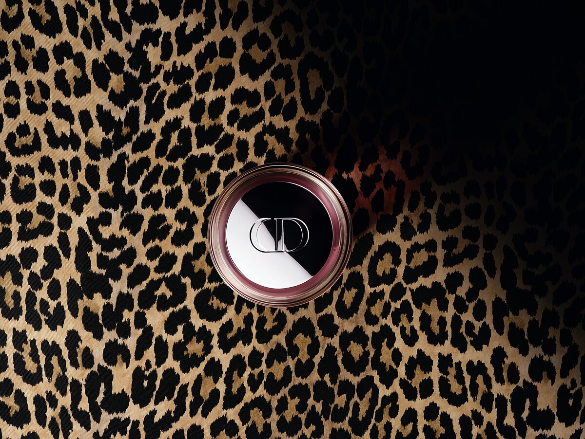 迪奧香氛世家高訂香氛瓶蓋-豹紋情境圖。