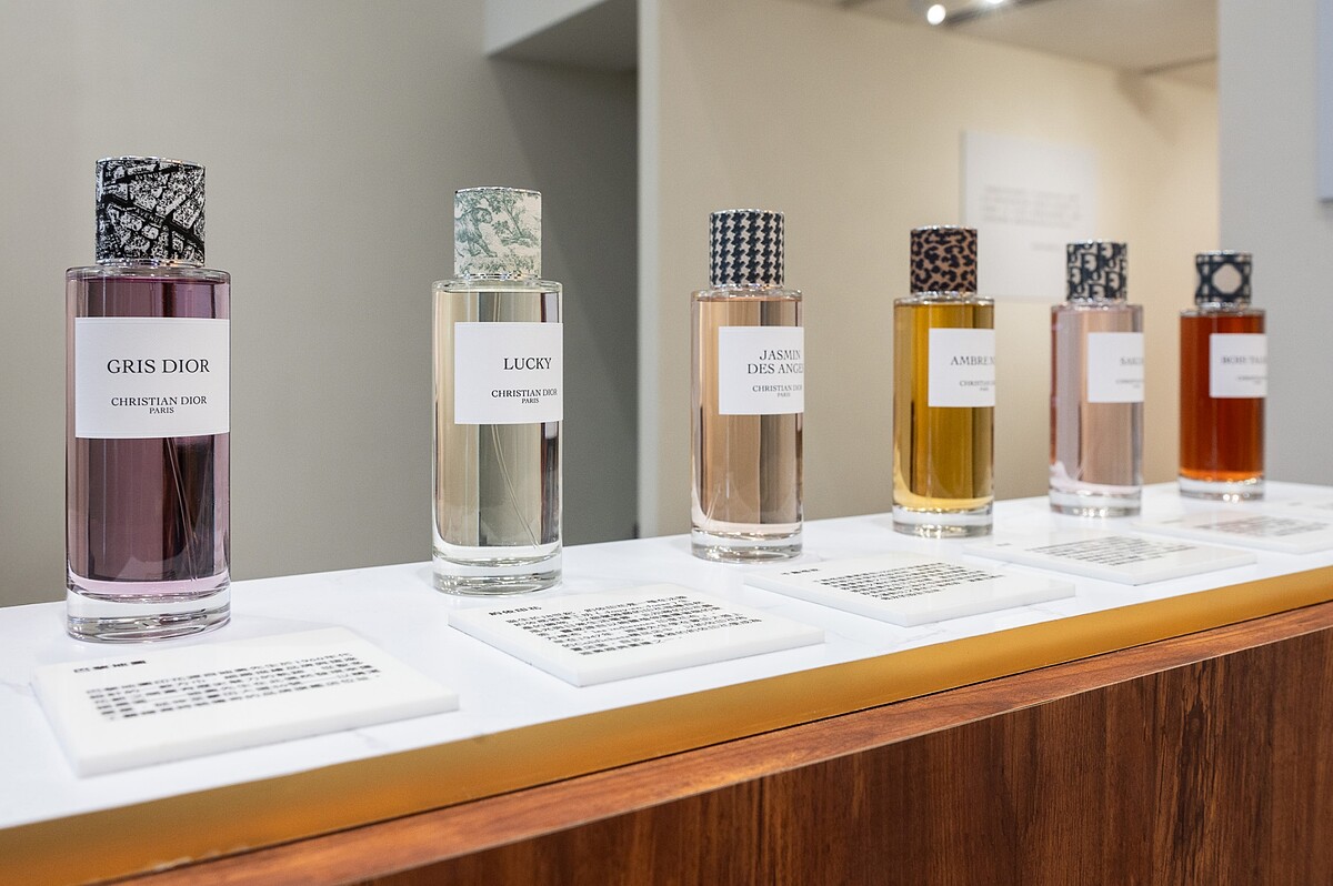 迪奧香氛世家高訂瓶蓋情境照。