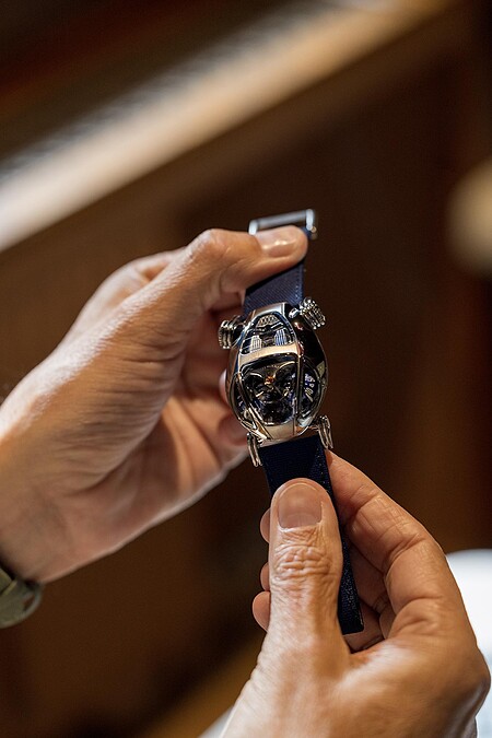 寶格麗Bvlgari攜手獨立製錶MB&F，翻玩經典Serpenti蛇形腕錶，推出科技前衛感滿滿的聯名限量腕錶！