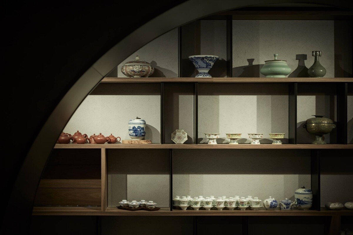 餐廳空間擺設了許多茶器。