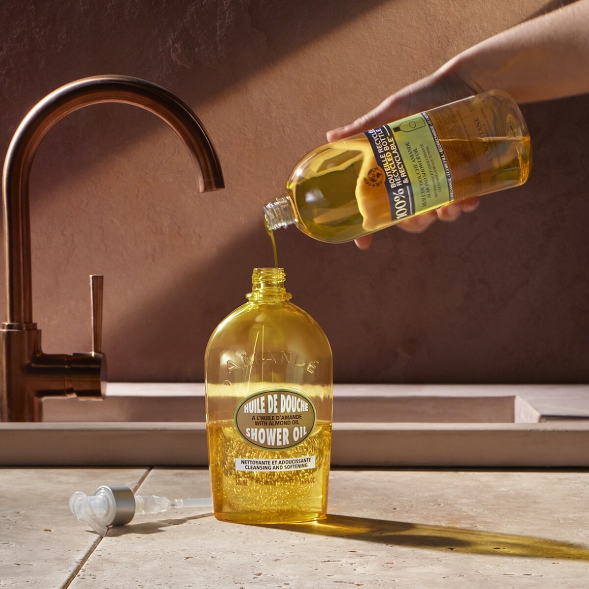 L'OCCITANE歐舒丹杏仁沐浴油250ml，NT1,080、500ml，NT1,880、補充瓶500ml，NT1,620