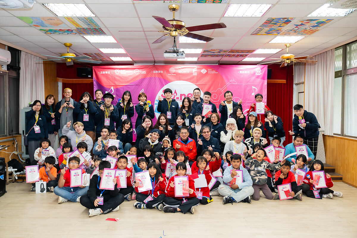 集團志工、藝人 VERA與古風國小學童們開心合影，為本次公益音樂營隊活動畫下美好句點。