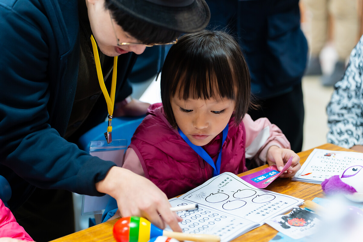 志工們陪伴學童一起練習，透過音樂建立自信與團隊合作精神。