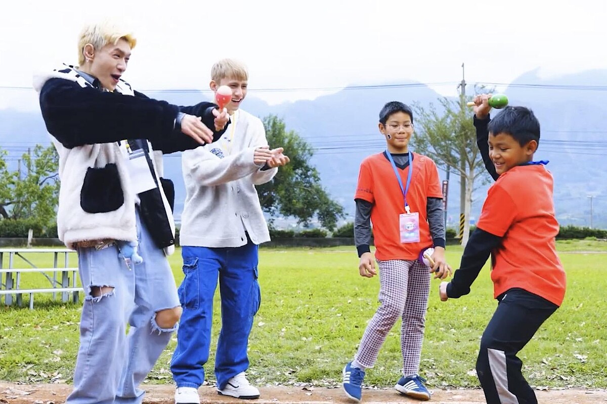  VERA前進花蓮古風國小，秒變陪玩大哥哥與學童熱情互動。