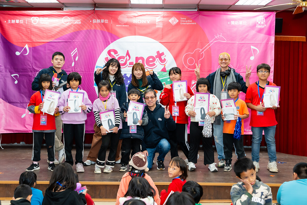 So-net董事長永田博丈親自為學童頒發成果發表會獎項。