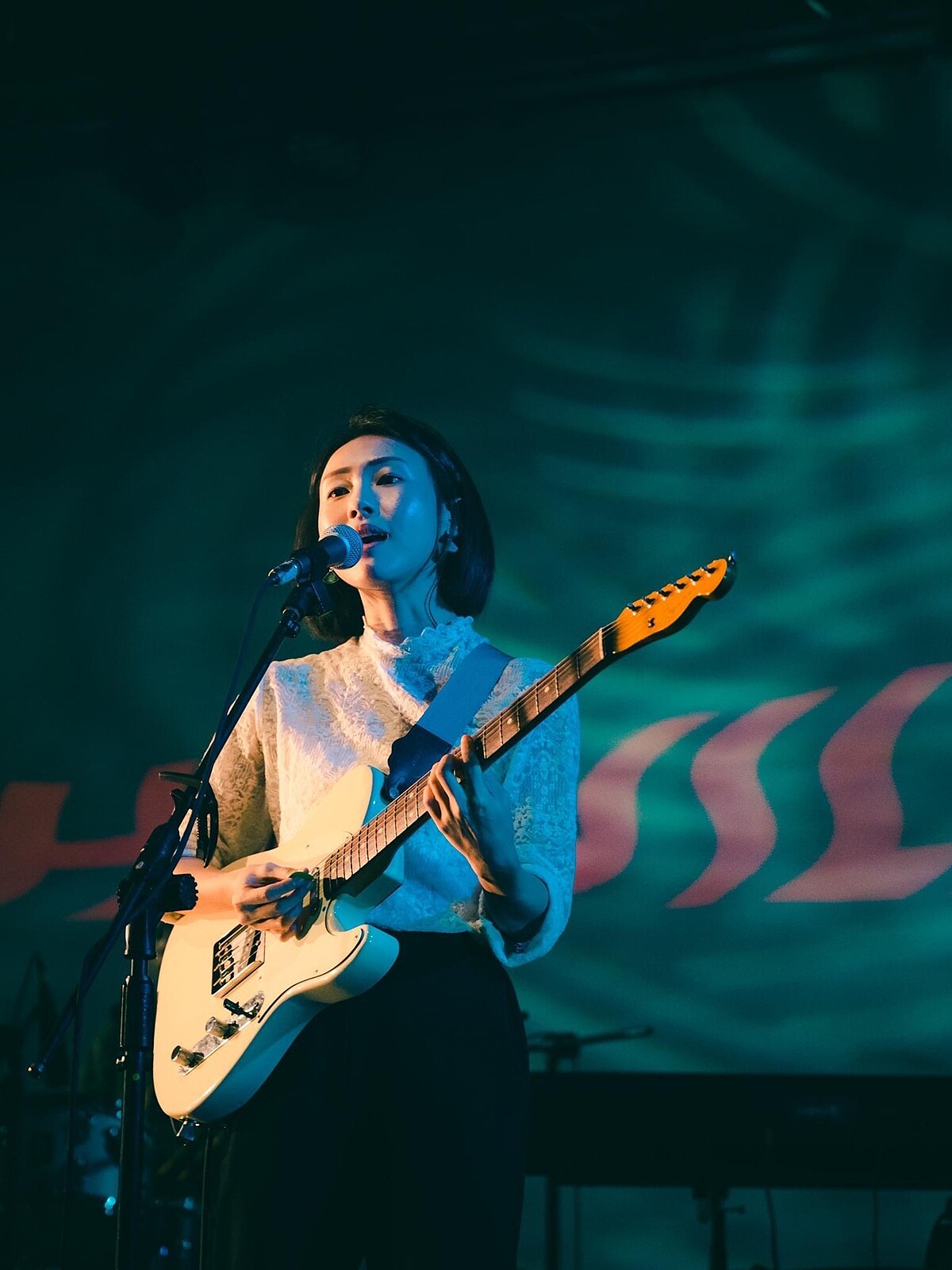 3/22特邀「淺堤」樂團主唱依玲擔任派對主持人。