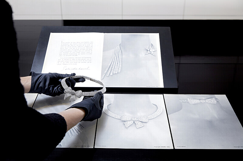《Bijoux de Diamants》鑽石珠寶系列「Noeud」項鍊及「Franges」項鍊與手鍊，照片中文件出自 1932 年原版新聞資料及當時Robert Bresson 所拍攝的典藏照片，由香奈兒腕錶暨高級珠寶文化資產部門典藏
