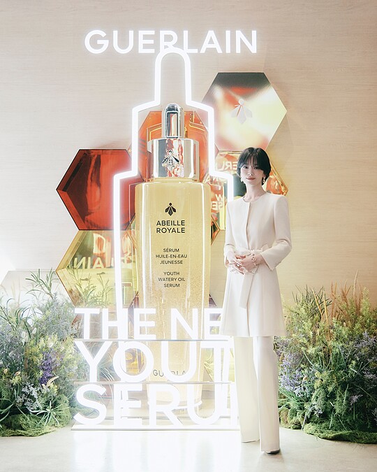 法國嬌蘭彩妝及護膚系列亞太區品牌大使宋慧喬 出席皇家蜂王乳平衡油精華亞太區媒體發表會。