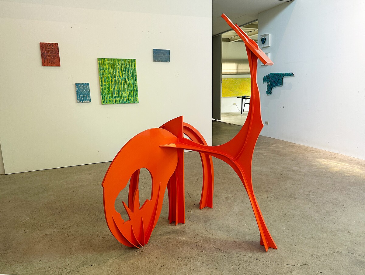 賴純純《橘色小鹿》，2022，鐵、漆，150&times;120&times;150cm。藝術家自藏。