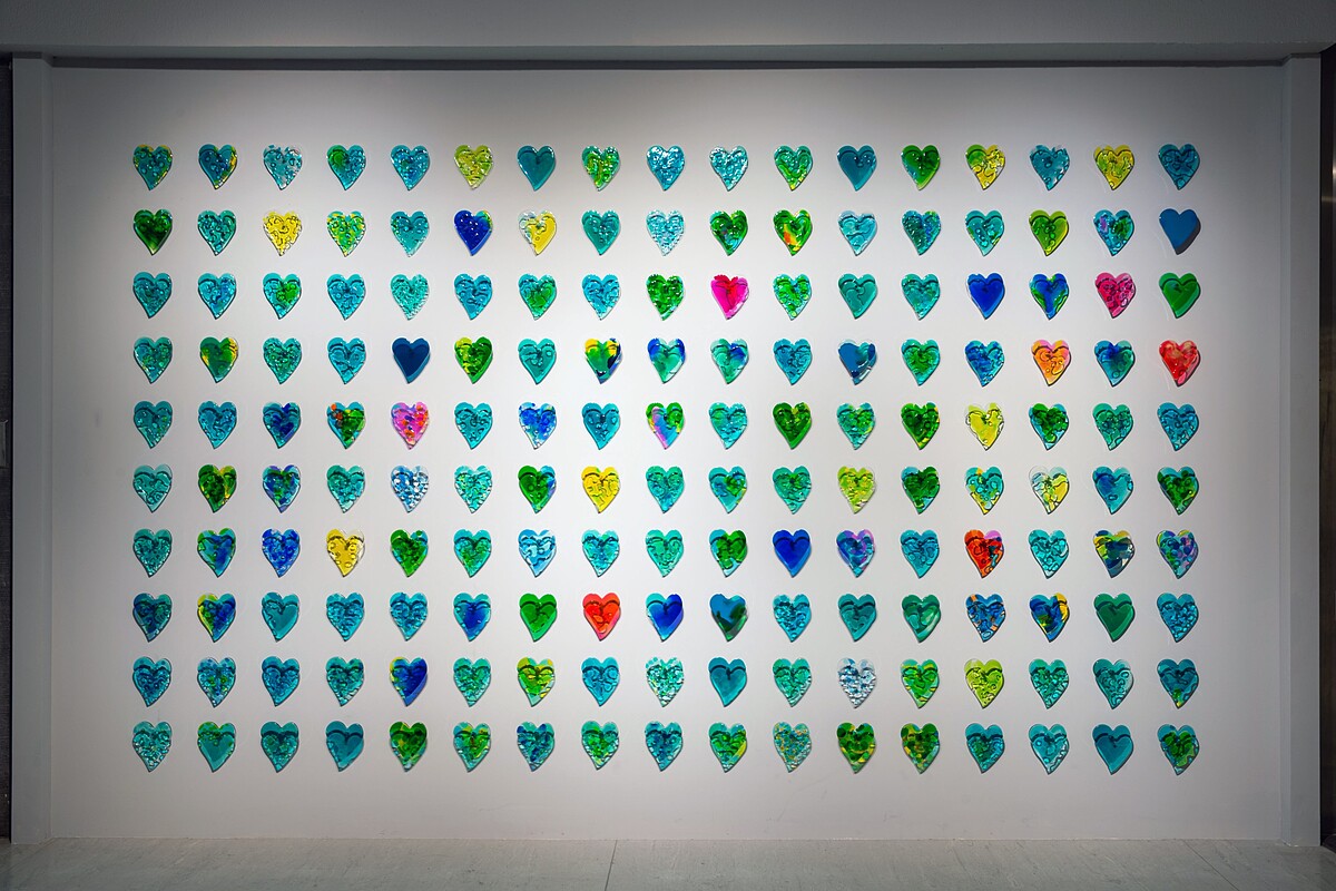 賴純純，《黑潮》，2025，有機玻璃、不鏽鋼，275 &times; 435公分，藝術家自藏。圖像由臺北市立美術館提供。