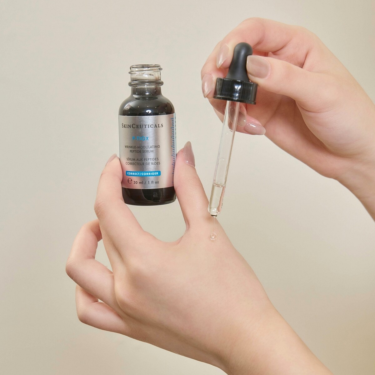 修麗可P-TIOX超胜肽抗皺極光精華質地示意。