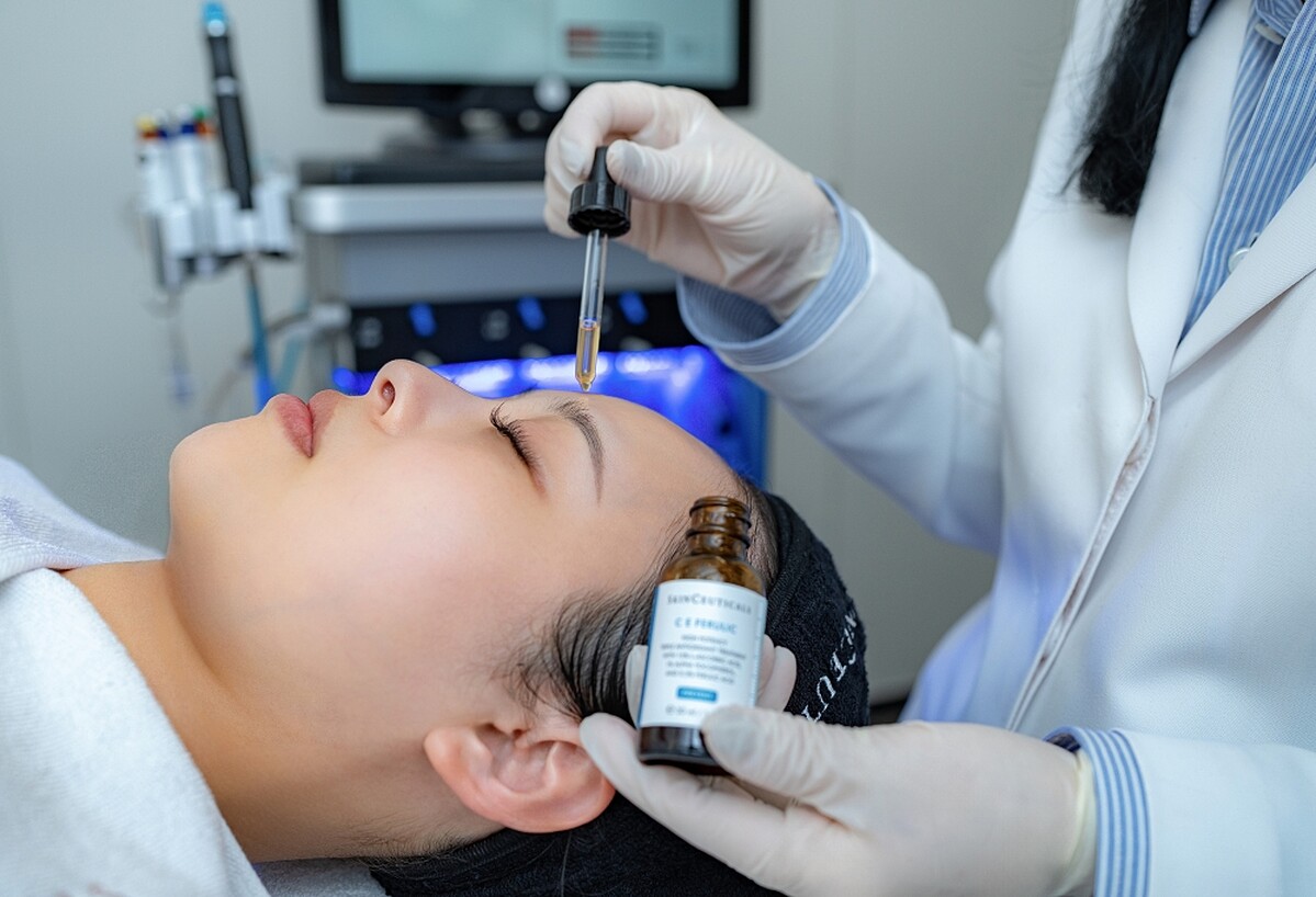 修麗可P-TIOX超胜肽抗皺極光精華使用情境圖。