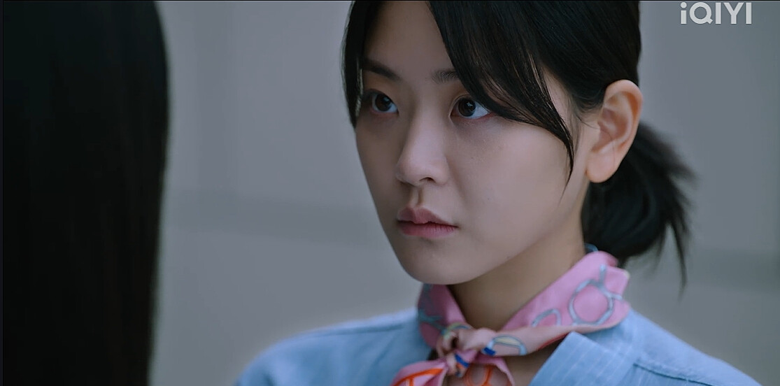 劉潔伊送上名牌絲巾恭喜禹瑟琪考第一名，還說健檢會冷替禹瑟琪圍在脖子上