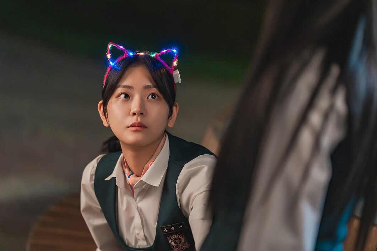 過了健檢禹瑟琪還沒拿下圍巾，在校慶中帶上狗耳朵髮飾，一臉小奶狗眼神望著劉潔伊，很有臣服於劉潔伊之感