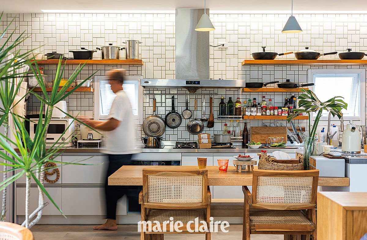 從院子裡採收蔬果，再到廚房料理出佳餚，對熱愛下廚的 Jimmy 來說已是日常。