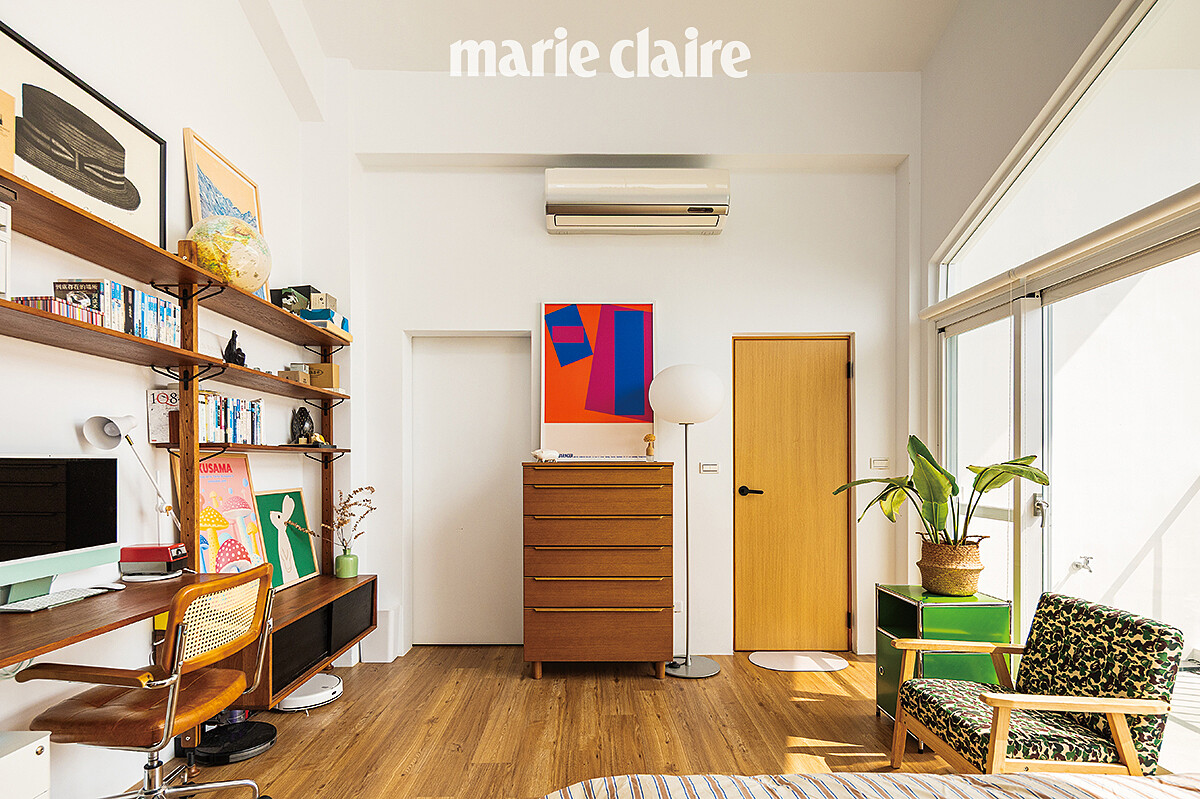 主臥室同樣以木質調家具點綴純白空間。