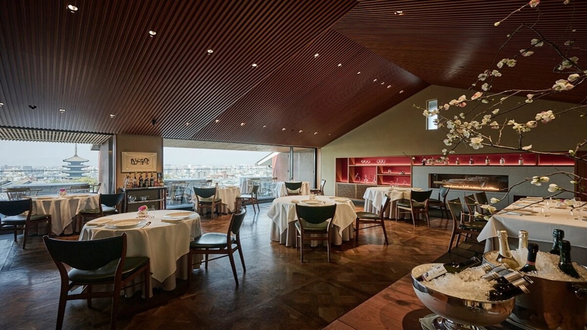 餐廳內部宛如美術館般的氛圍。