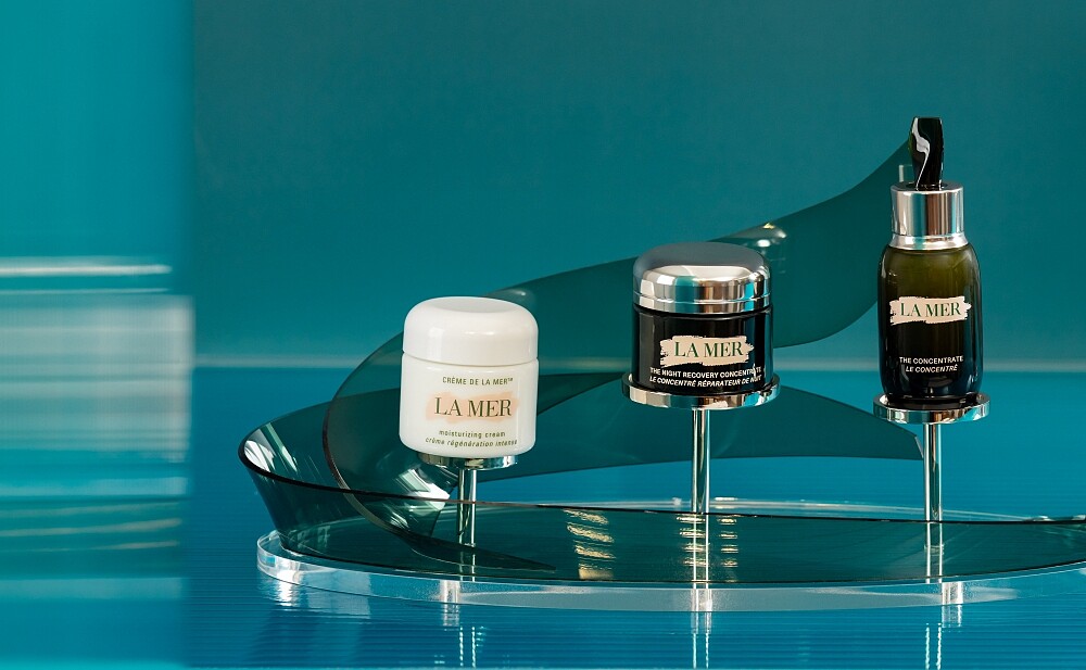 LA MER海洋拉娜(左)經典乳霜、(中)超濃萃特效修復精華、(右)濃萃雙重修復精華。