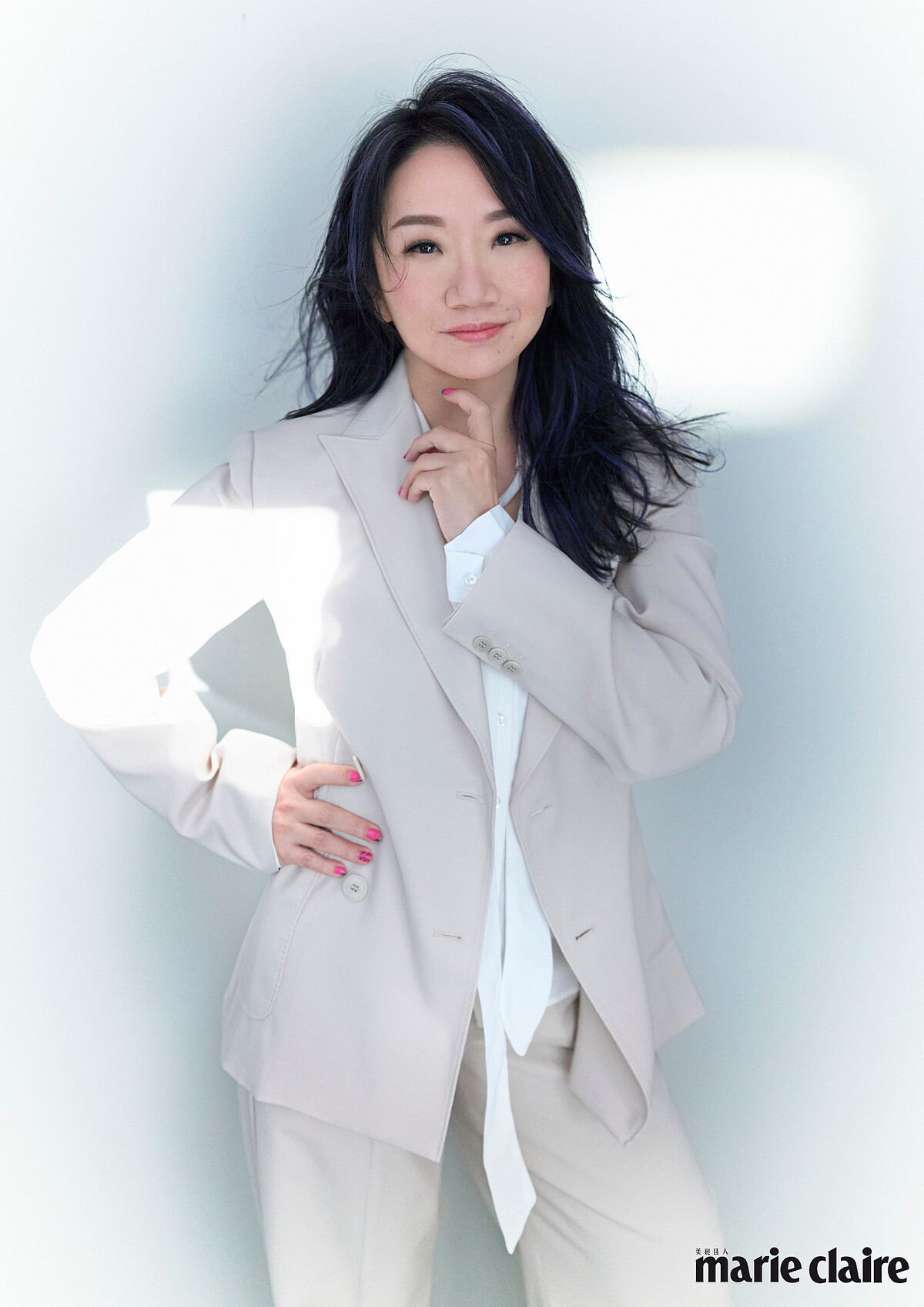 白色西裝外套、白色西裝長褲，both by Weekend Max Mara；白色雪紡襯衫，ba&sh。