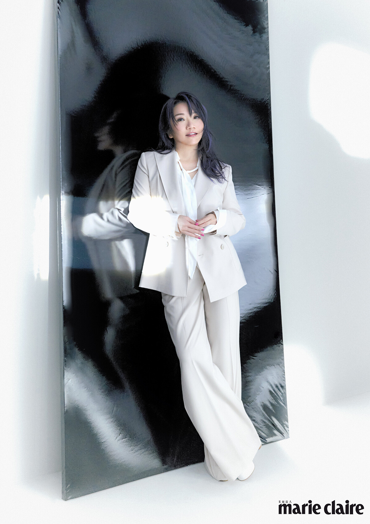 白色西裝外套、白色西裝長褲，both by Weekend Max Mara；白色雪紡襯衫，ba&sh。