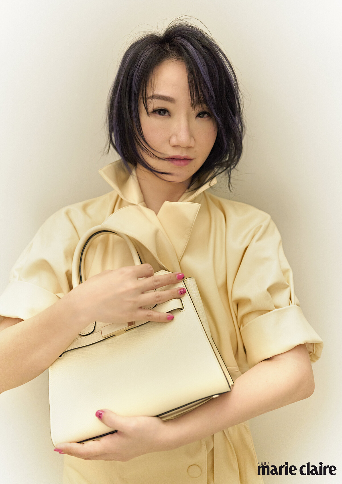 小羊皮連身洋裝，Boss、Milano羊皮紙白手提肩背包，Valextra。