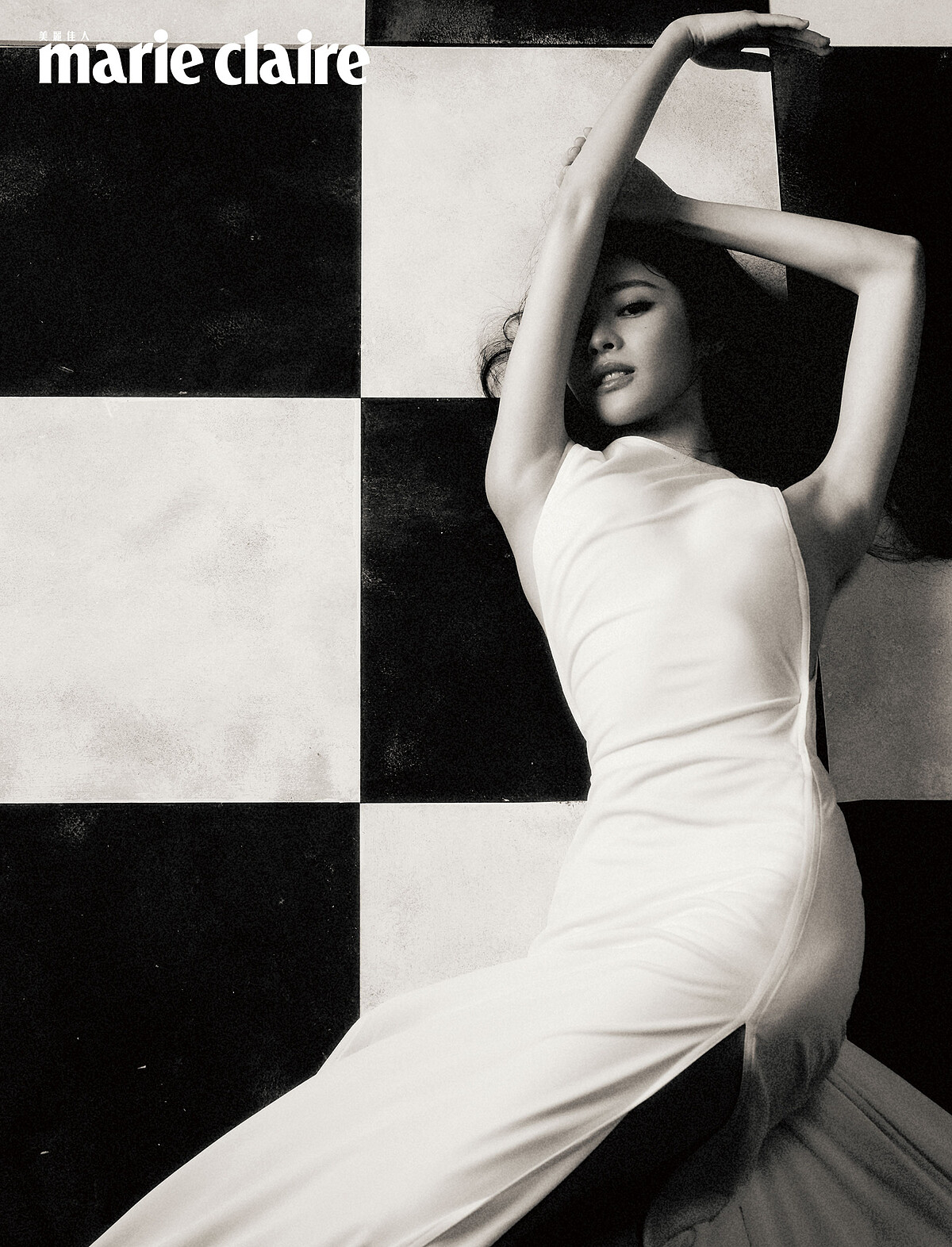 白色長洋裝、紅色鉚釘高跟鞋，both by Gucci。