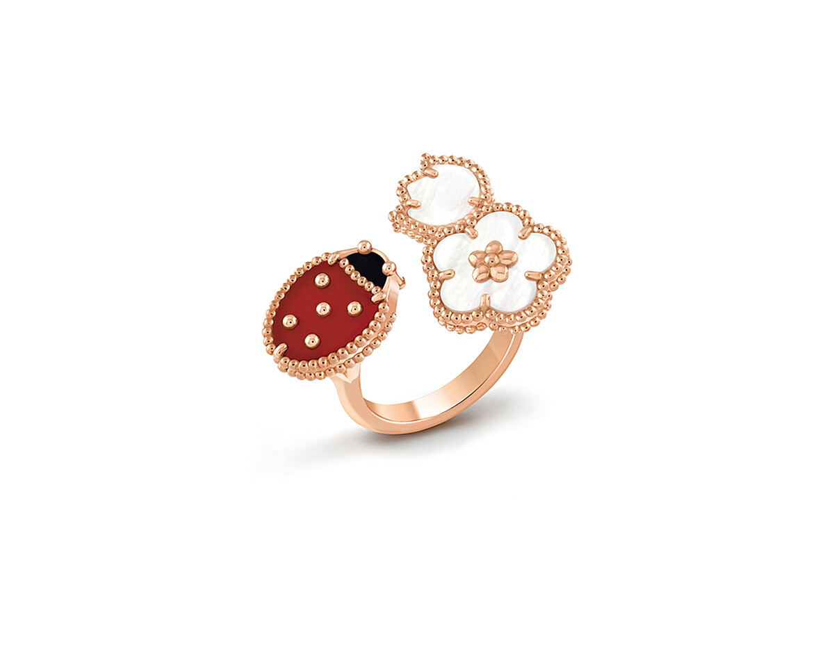 Lucky Spring Between the Finger ring 指間戒，玫瑰金、白色珍珠貝母、紅玉髓、縞瑪瑙。
