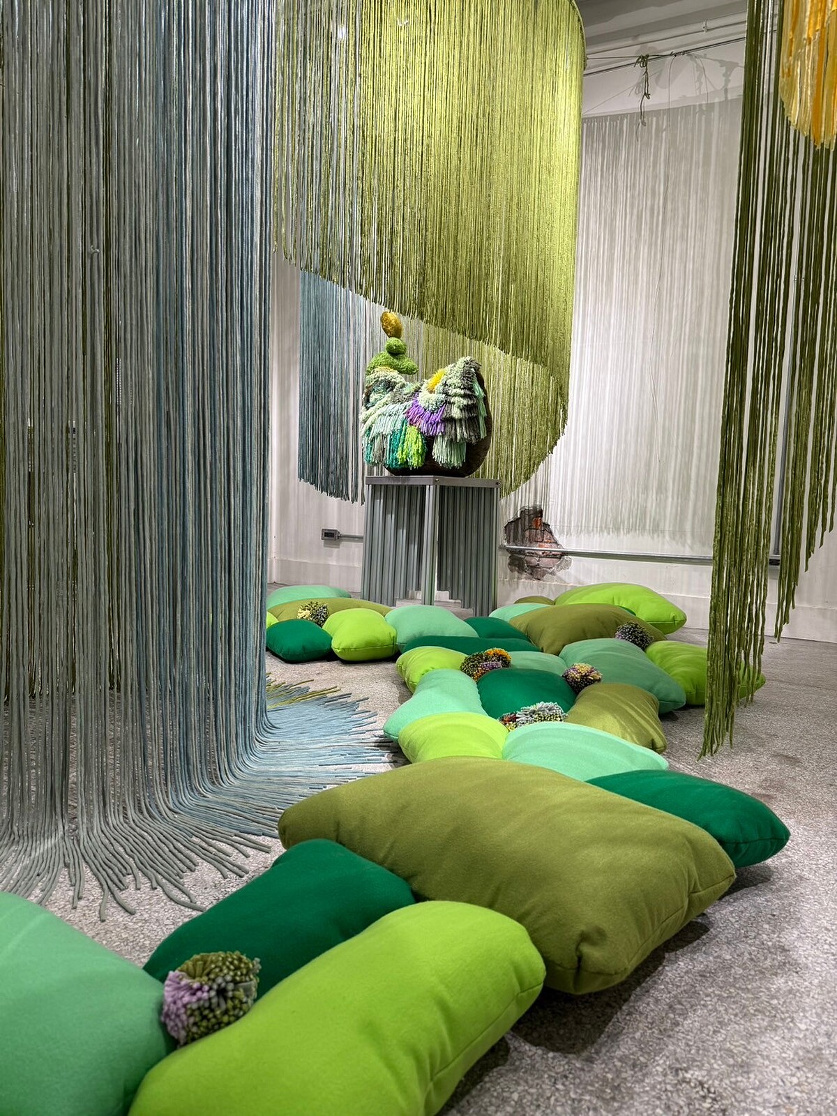 3米高「植草流蘇瀑布」從天而降，鋪滿柔軟針織石頭的空間，是台灣針織藝術工作室Mumble獨家創作。