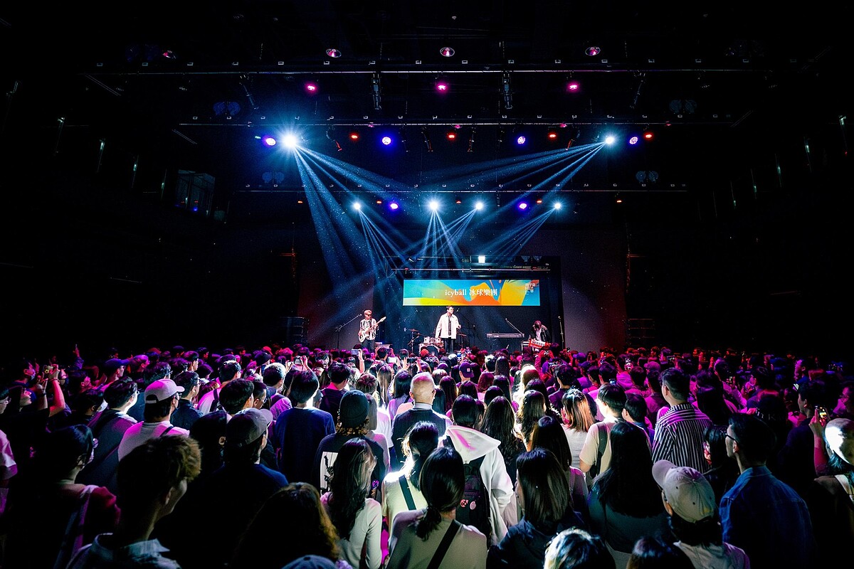 誠品青春博覽會，吸引全台逾150組表演好手熱烈報名，3/15、3/22在誠品生活新店黑盒子最終舞台。（2023「冰球樂團」現場表演示意圖）