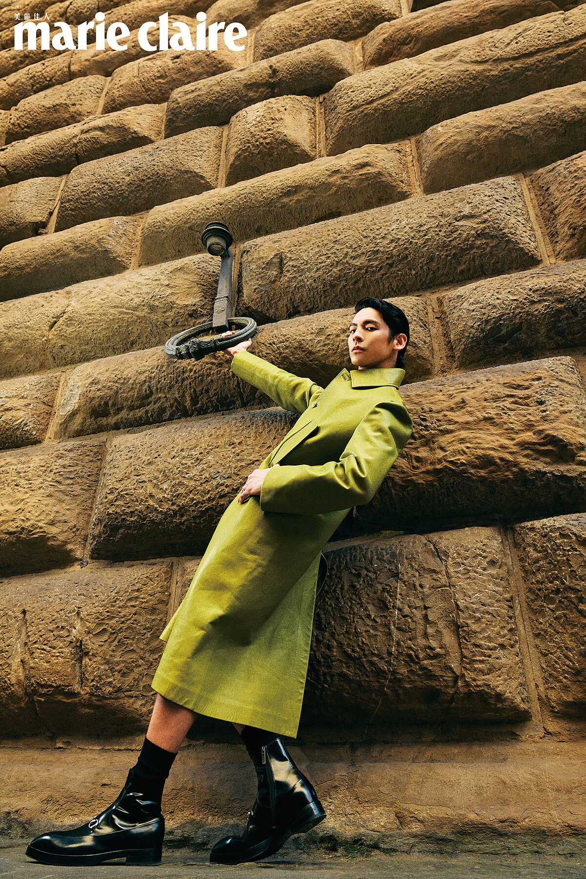 芥末黃皮大衣、綠色鏤空上衣、黑色短褲、Horsebit腰帶、Burn短靴、項鍊， All by Gucci。