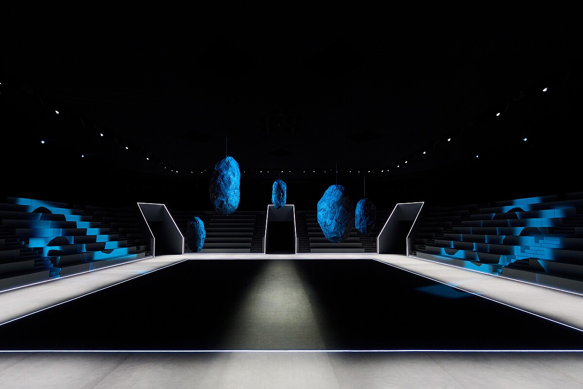 DiorAW25秀場打造成魔幻劇場。