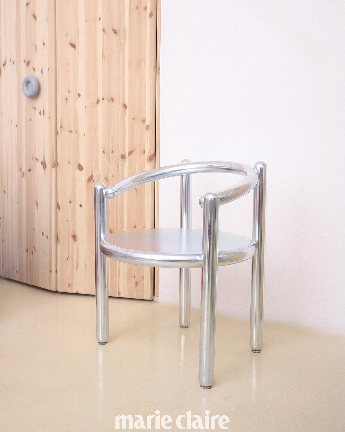 Pipe Chair 是室內外兩用椅。水管狀的外型比起普通方正的座椅更有個性。