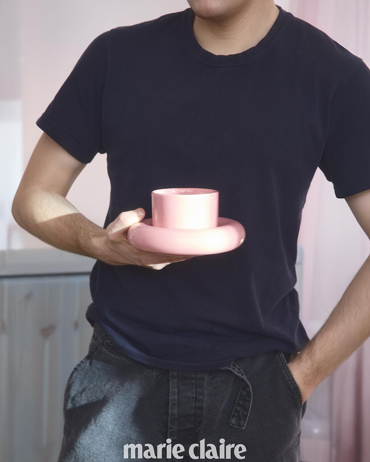 Chunky Cup 誕生於 2022 年。Gustaf 某天慢跑時突發奇想，立刻衝回家把想法畫下來。雖然無緣刷新個人最佳慢跑成績，卻意外催生 Chunky Cup，而後更開啟了一整個 Chunky 陶瓷系列的誕生，包含盤子、燭台、花盆等趣味作品。