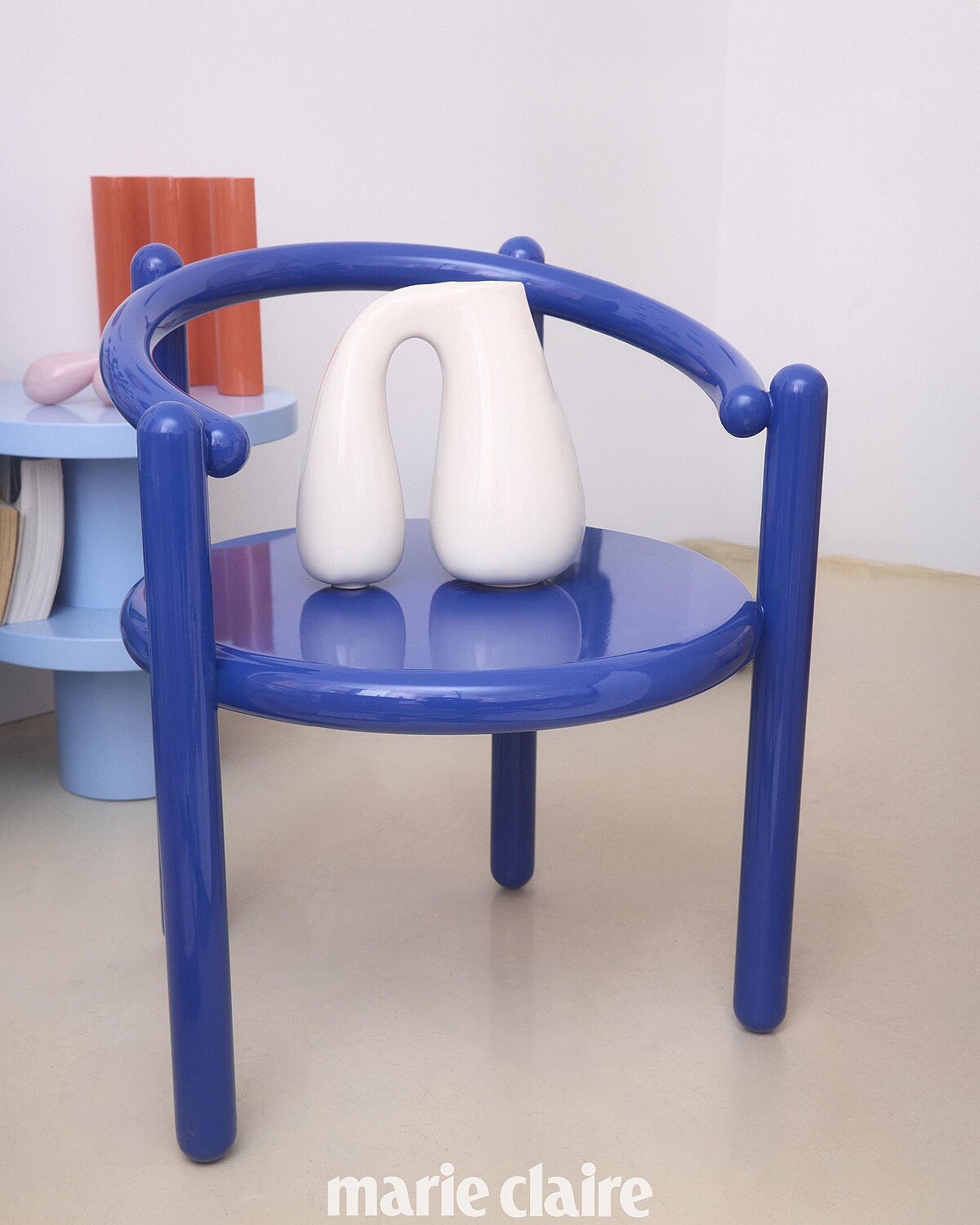 Pipe Chair 上的 Chunky Jug 像是卡通裡的角色一樣，不管是用來裝水或插花都趣味十足。