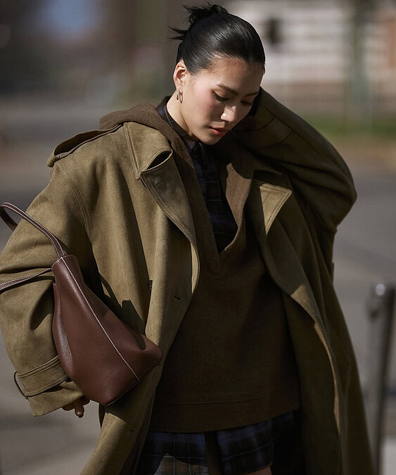 莫莉 Molly Chiang 肩背 Elleme Dimple Tote Pebbled Leather 棕色包款。