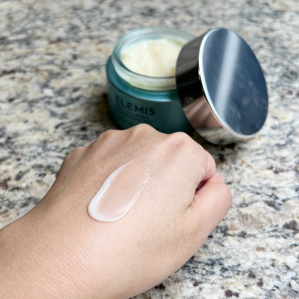 ELEMIS愛莉美海洋膠原超時空逆時賦活霜質地。