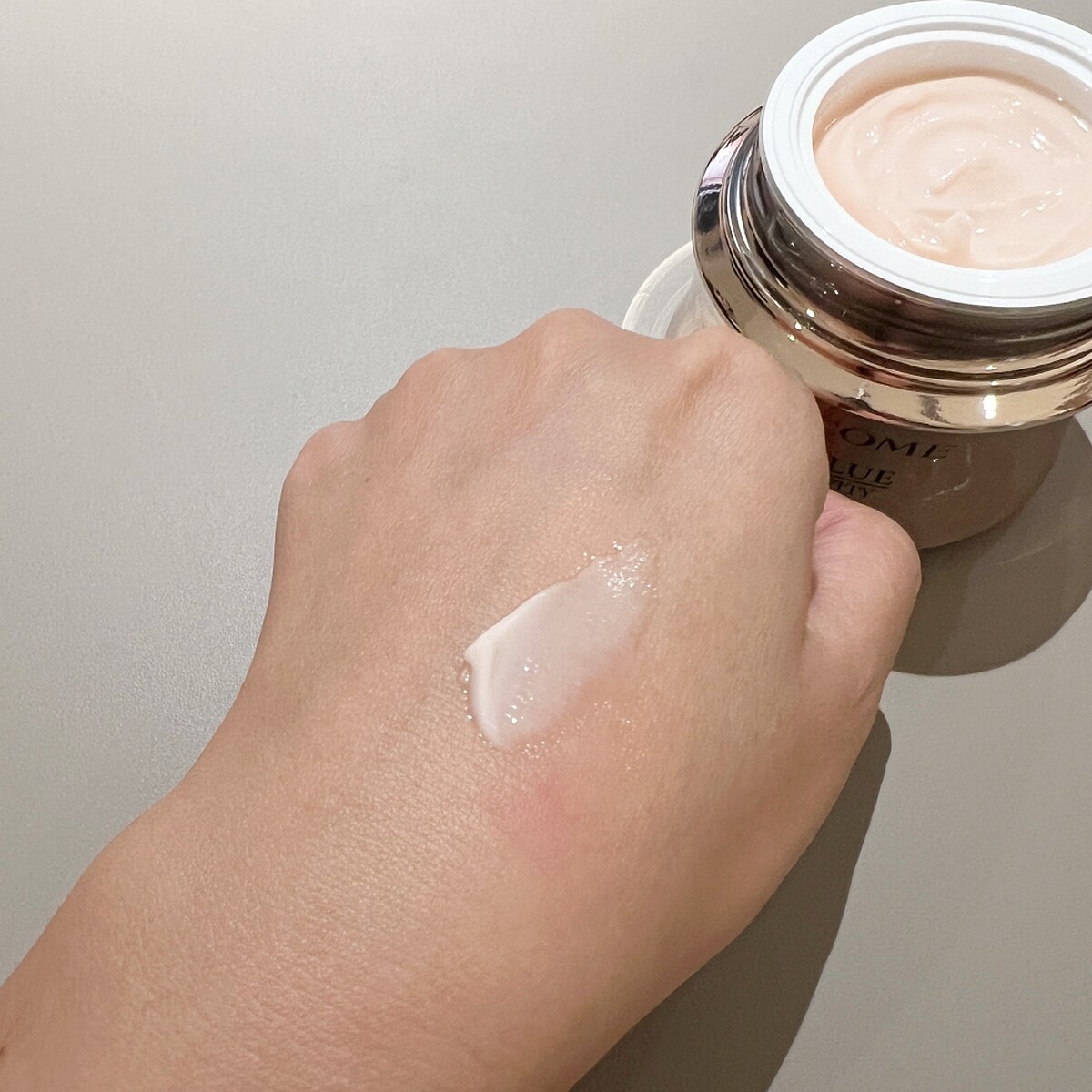 蘭蔻絕對完美永生玫瑰逆齡乳霜質地。