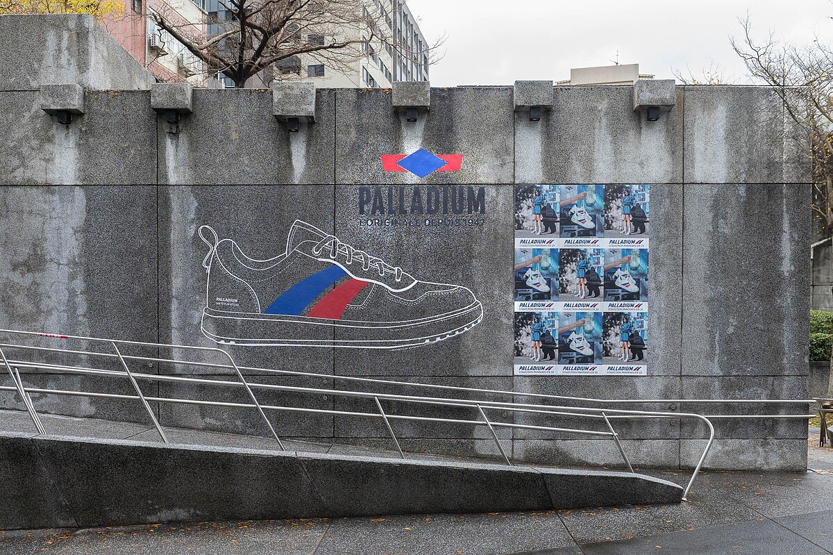 PALLACUP 復古運動休閒鞋巨型鞋面驚豔亮相心中山線形公園牆面,成為現場最吸睛的打卡熱點