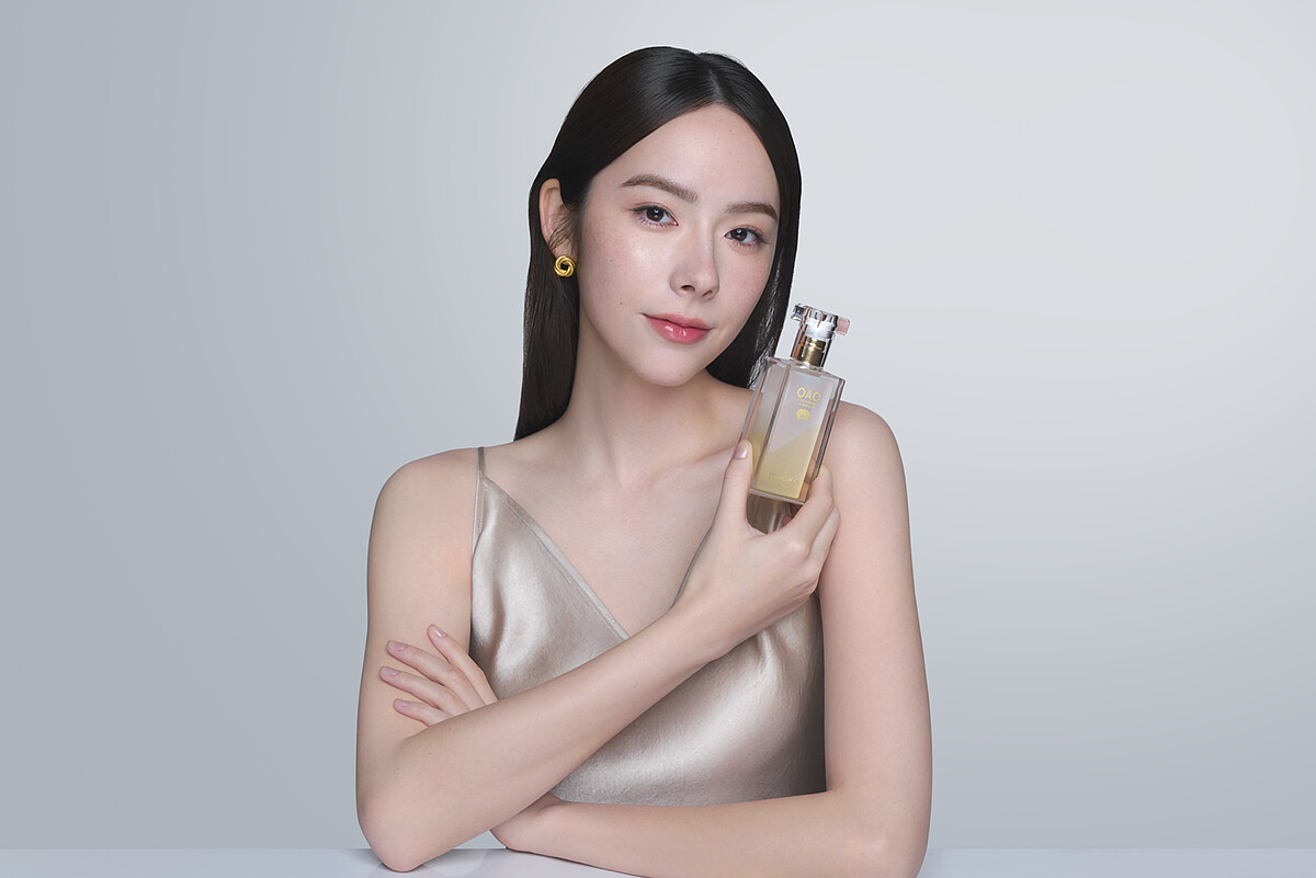 林奕嵐手持熱銷產品「蘭花精萃晶潤蘭花油」展現優雅自信的護膚魅力（圖／nywow o提供）