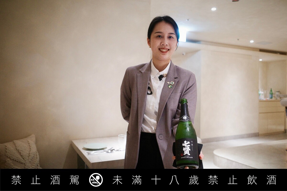 Asa 目前在「Golden & Afterglo」服務。