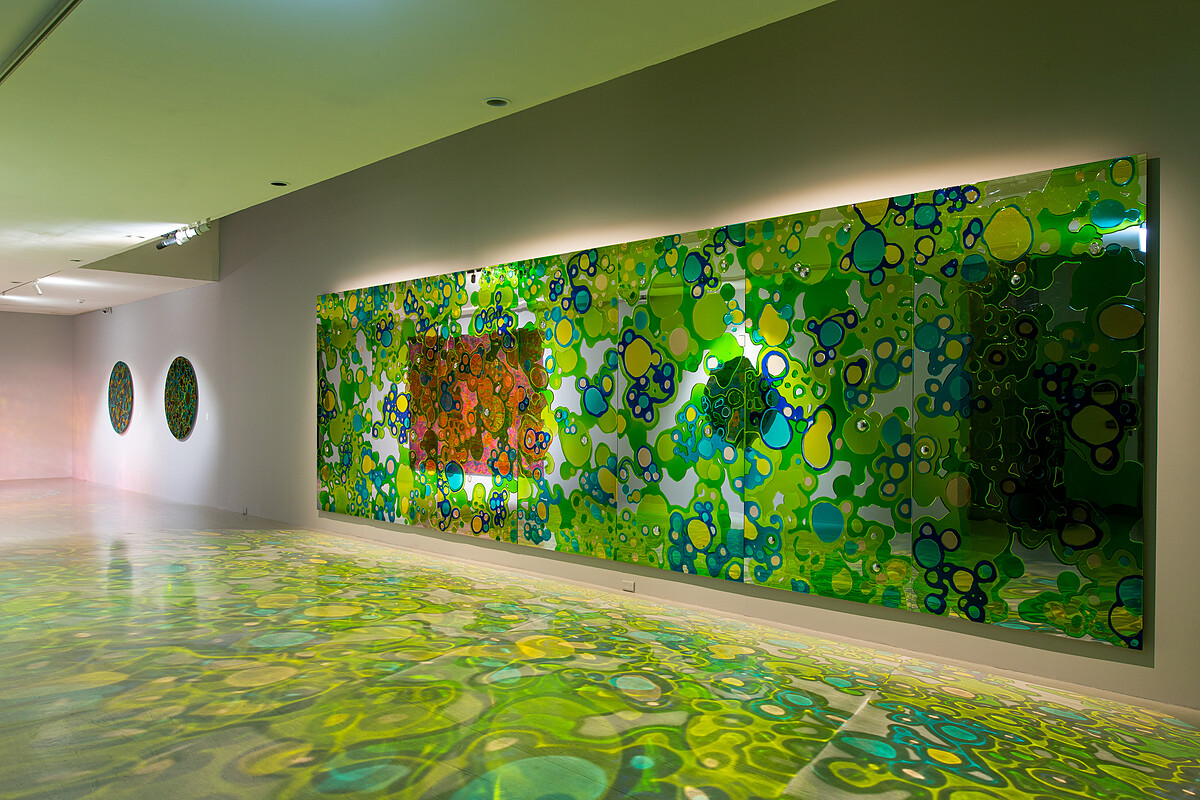 賴純純，《仙鏡奇緣》，2018，鏡版複合媒材，240 &times; 120公分(&times;7)，藝術家自藏。圖像由臺北市立美術館提供。