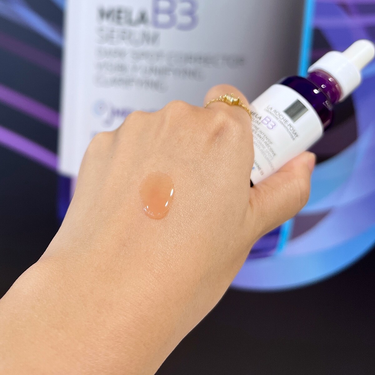 理膚寶水MELA B3淡斑淨亮精華質地示意。