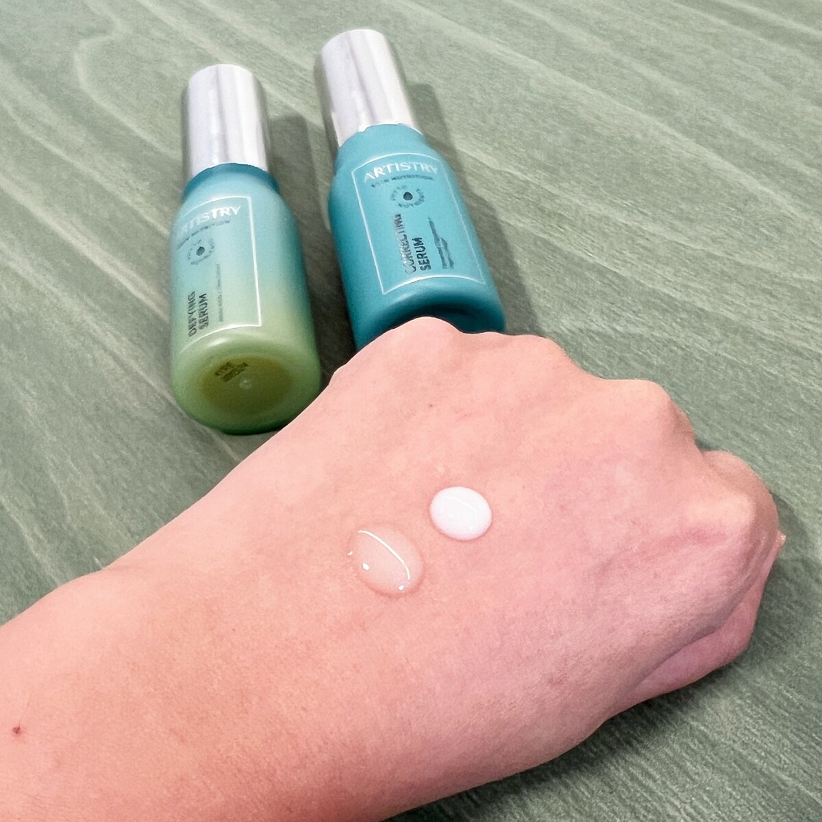 ARTISTRY雅芝青春水潤淨化精華、賦活緊緻抗老精華質地示意。