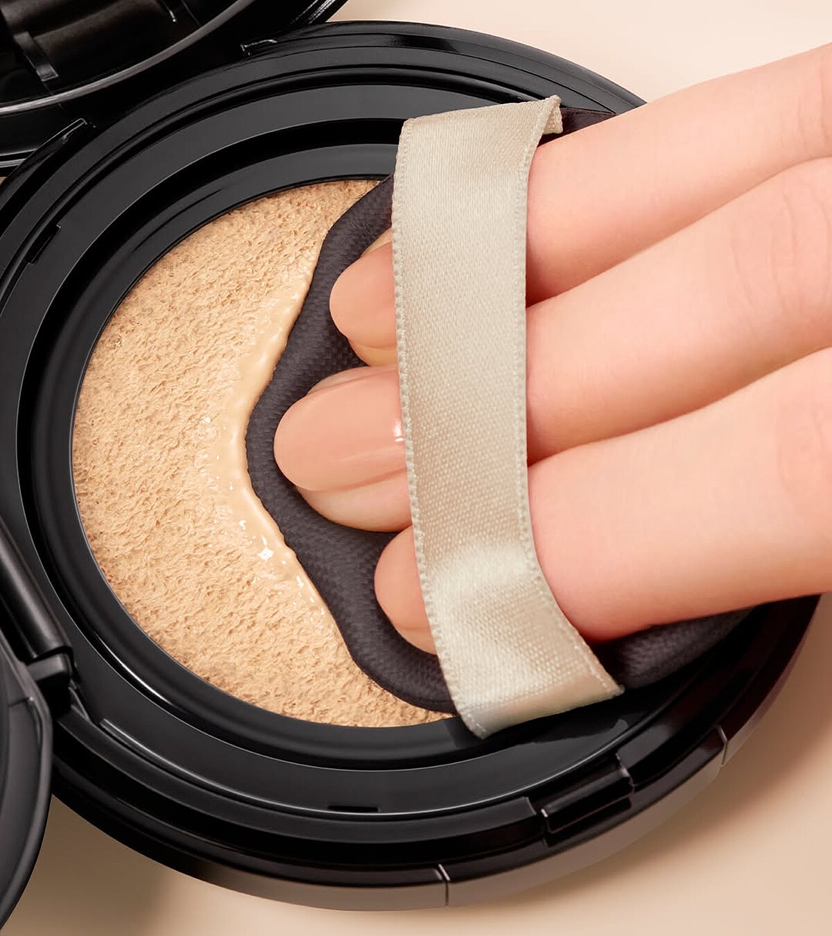 MAQuillAGE心機彩粧水蜜光精華無瑕氣墊中內附「水滴型粉撲」，可精準上妝，簡單不失手。