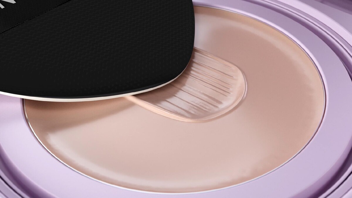 媚比琳裸霧光無瑕氣墊水凝粉餅產品情境圖。