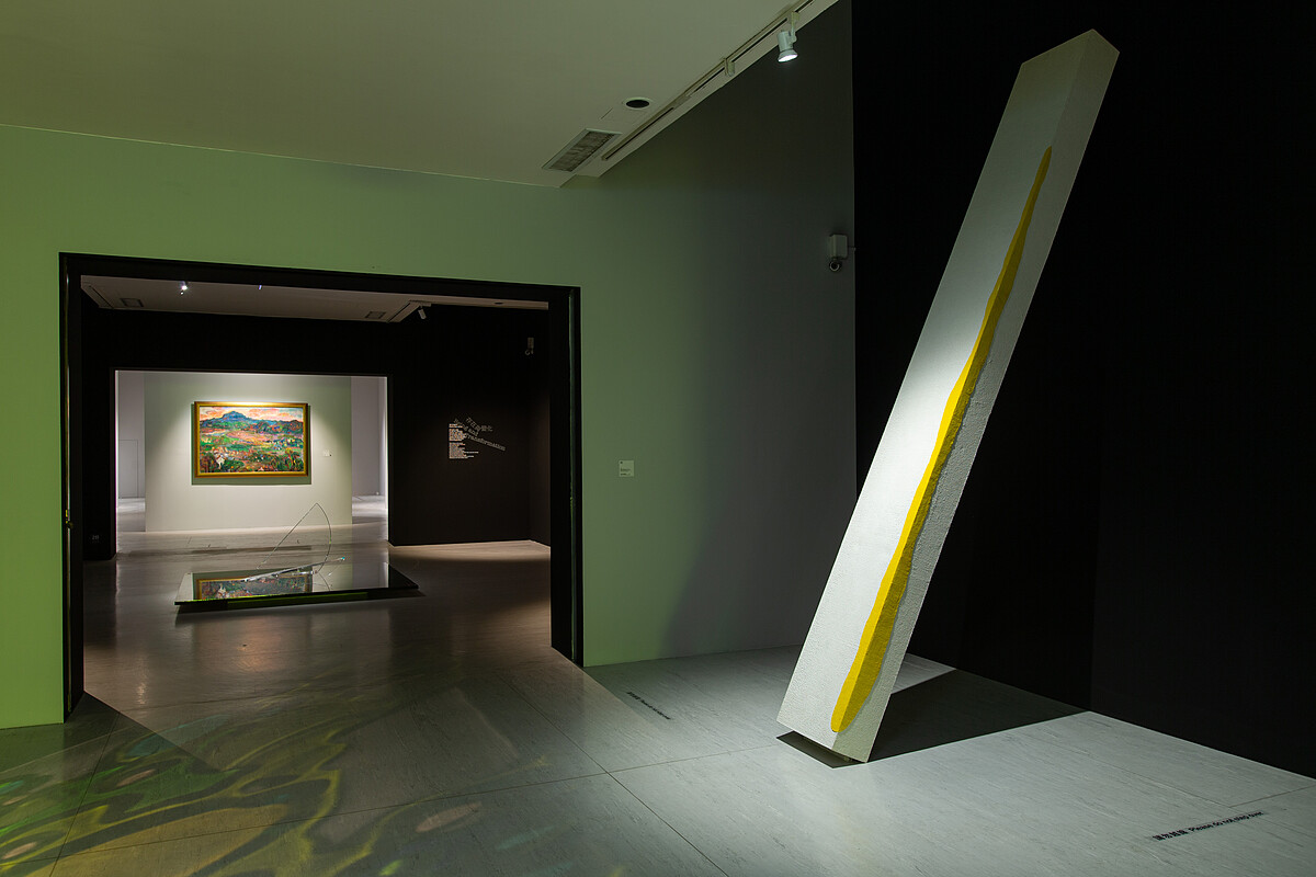 賴純純，《讚美詩》(局部)，1985，保力龍、壓克力顏料、砂、木板，366.5 &times; 45.3 &times; 20.2公分(&times;8)，臺北市立美術館典藏。圖像由臺北市立美術館提供。