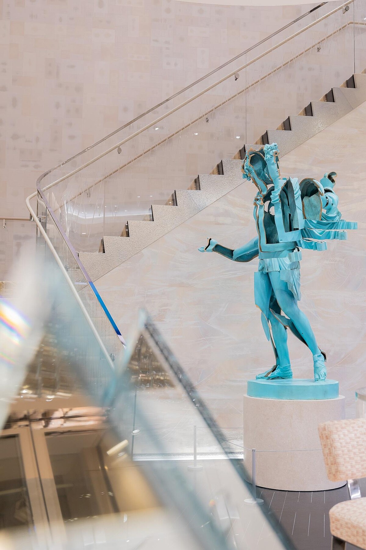 由Peter Marino操刀的內部空間，典藏眾多世界級藝術名作，好比一樓旋轉樓梯側邊擺放的青銅雕塑，即是法裔美國藝術家Arman 於1986年創作的〈Apollo, The Offering〉。